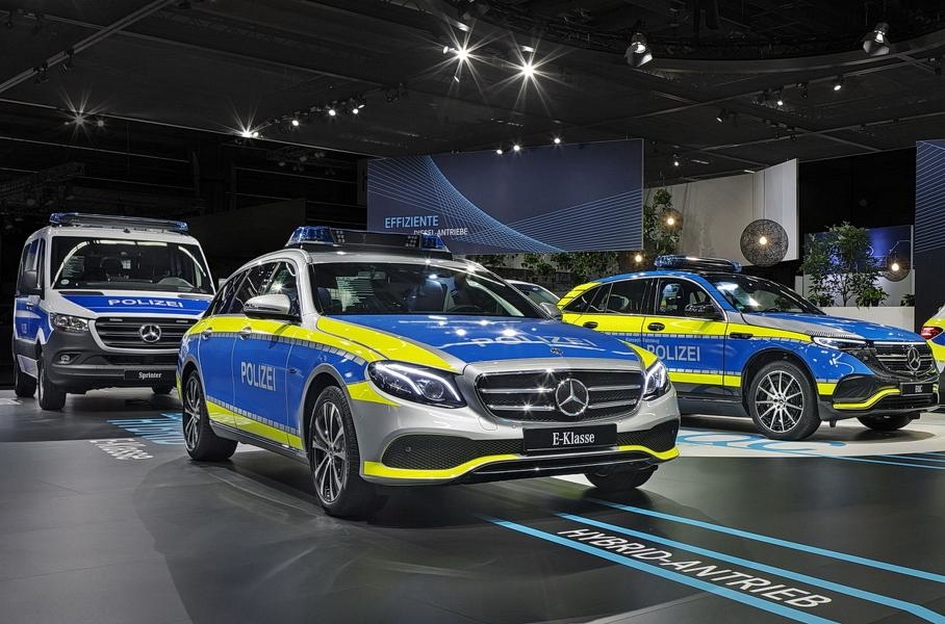Купить новый немецкий. Мерседес полиция Германии. Полиция Германии машины Мерседес. Mercedes-Benz EQC полиция. Полиция Германии автомобил.