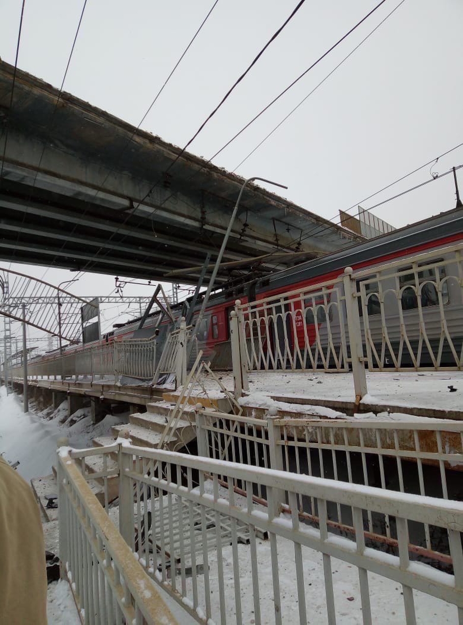 Что случилось на киевском направлении. Поезд на мосту. Мост упал на железную дорогу. ЖД мост упал. Автомобиль упал с моста на электричку.