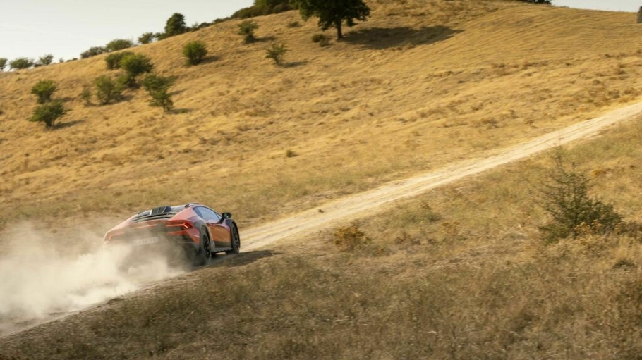 Четыре суперкара Lamborghini Huracan отправились в потрясающую поездку по Сардинии видео 