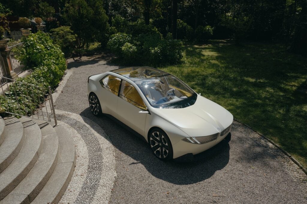 BMW показала, какими будут новые автомобили: световые ноздри и прозрачная крыша