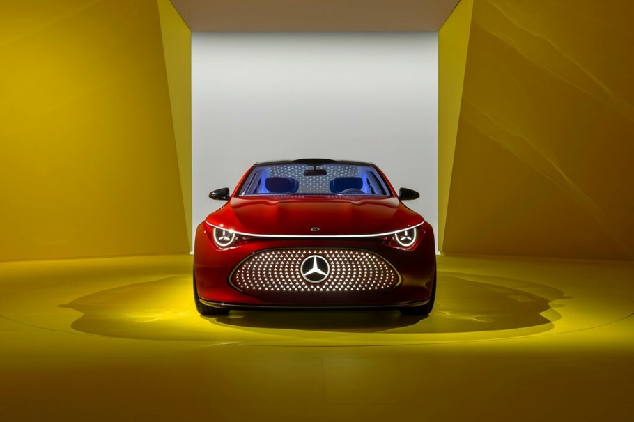 Концепт Mercedes CLA обещает 5 экранов на передней панели и запас хода свыше 700 километров