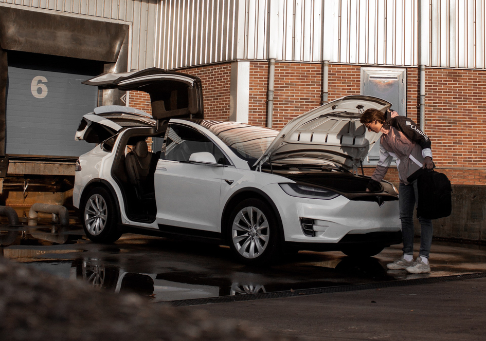 Бывший владелец Tesla был шокирован, обнаружив свой электромобиль на Украине