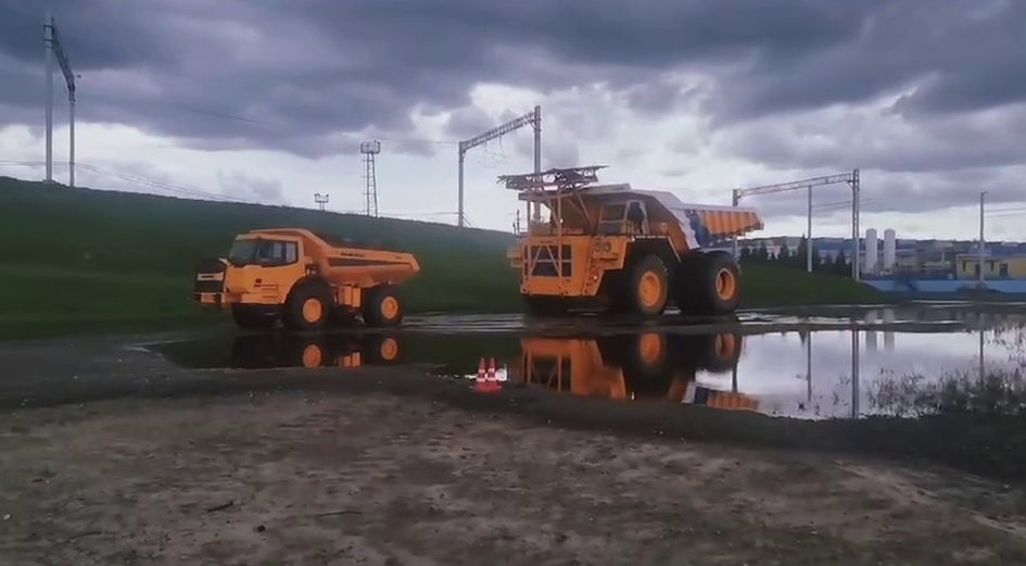 Самосвал-землевоз МоАЗ тянет 220-тонный БелАЗ: эпичное видео с испытаний