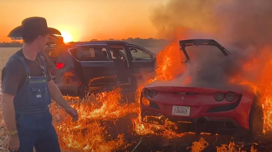 Ютубер спалил на кукурузном поле свой Ferrari за 400 тысяч долларов и утверждает, что это не постановка (видео)