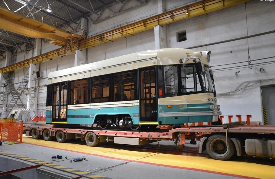 В Петербург отправили первый современный трамвай в ретро стиле фото