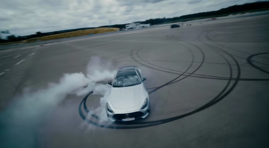 Посмотрите, как пилоты Формулы-1 резвятся на мощных Mercedes-AMG: видео