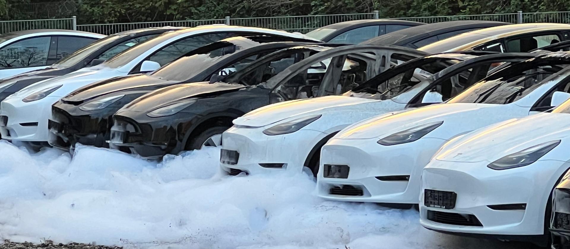 Экологи-экстремисты обвинили Tesla в зеленой лжи и сожгли десять автомобилей