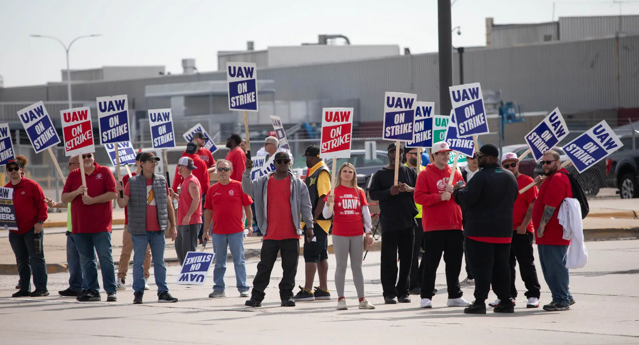 Профсоюзы в США устроили массовую забастовку, в ответ автопроизводители уволили небастующих рабочих