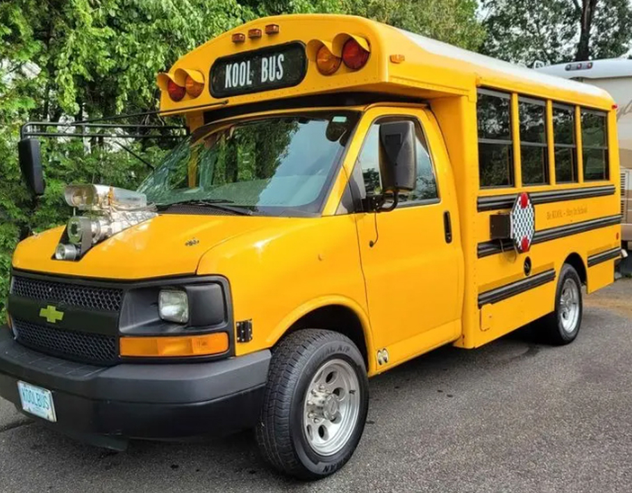 На продажу выставили автобус для детей которые очень спешат в школу