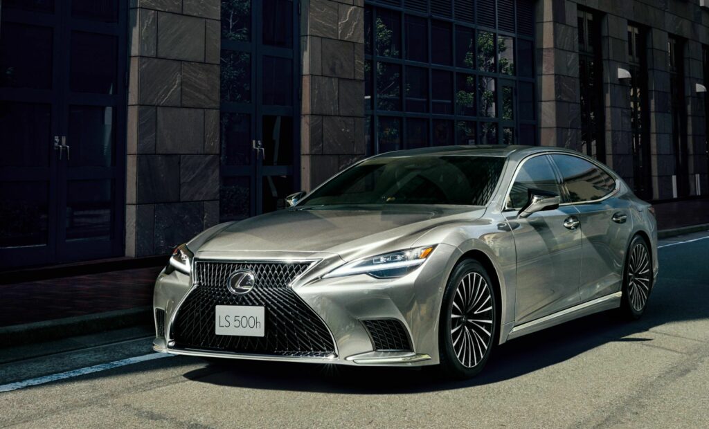 Обновленный Lexus LS получил цифровую приборную панель и новые опции безопасности