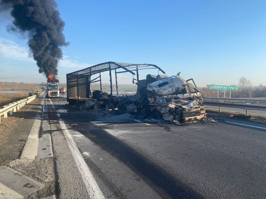 Движение по трассе в Кузбассе парализовало огненное ДТП видео 