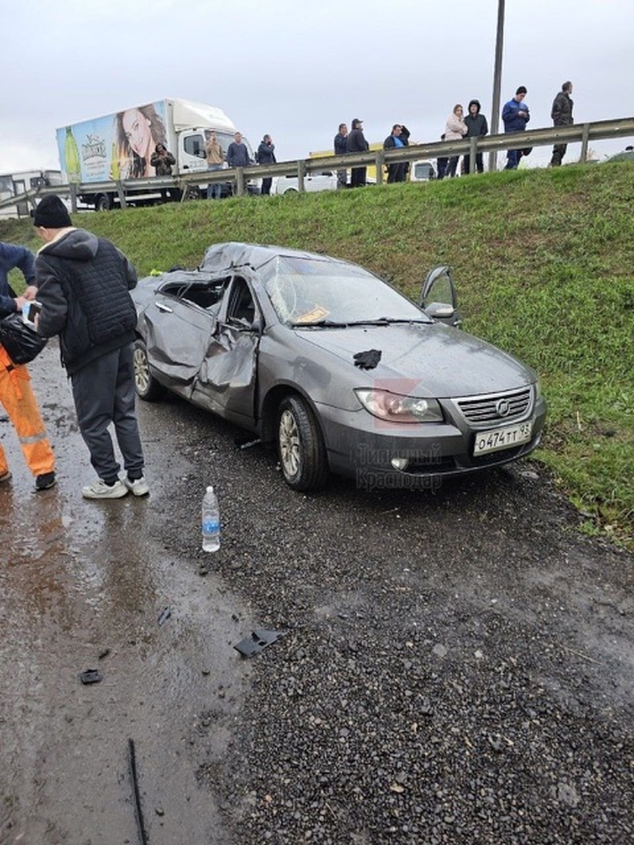 Влетевший в столб BMW оставил без света станицу на Кубани