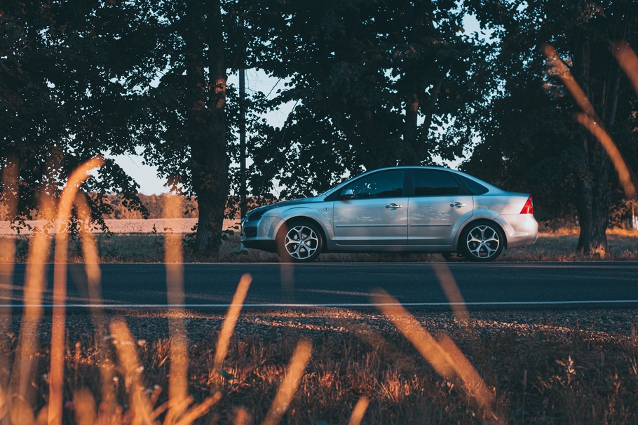 Эксперты подсчитали сколько сейчас придется копить на Приору и Ford Focus и где это сделать быстрее 