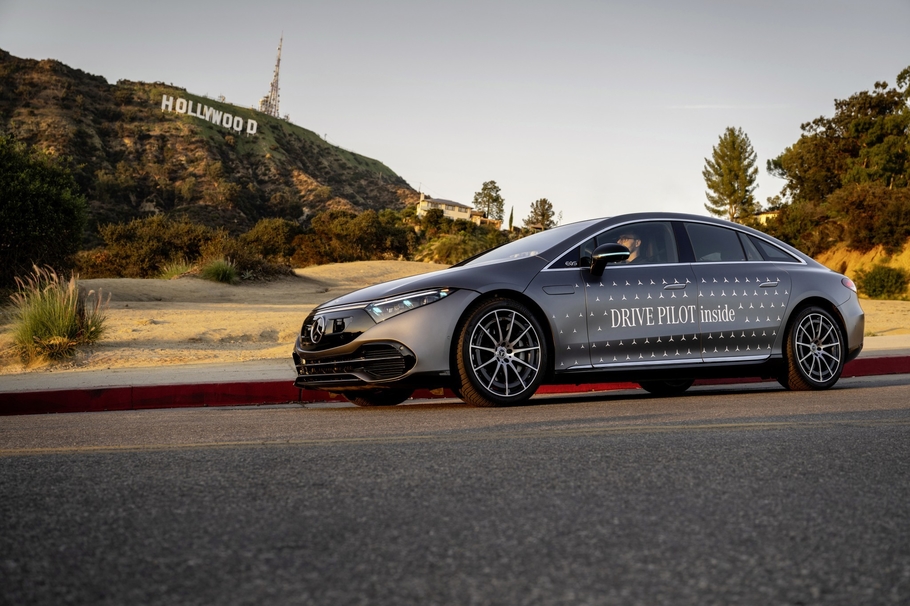 Новый цвет в дорожном движении у автомобилей Mercedes Benz будут голубые ходовые огни