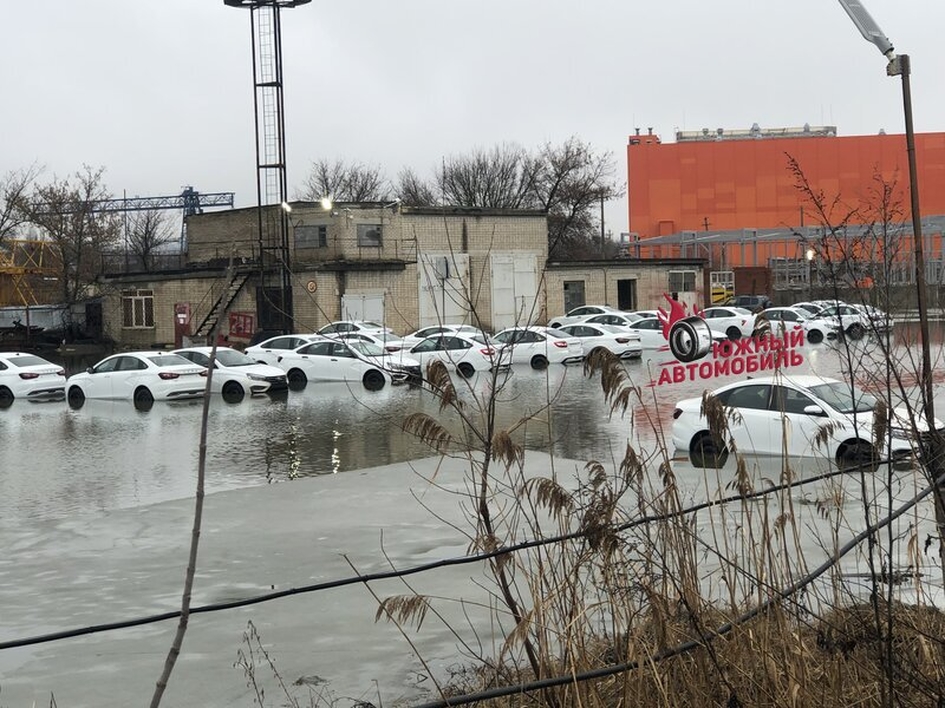 Десятки новеньких Lada затопило на складе ростовского дилера. АвтоВАЗ утверждает, ни одна машина не пострадала