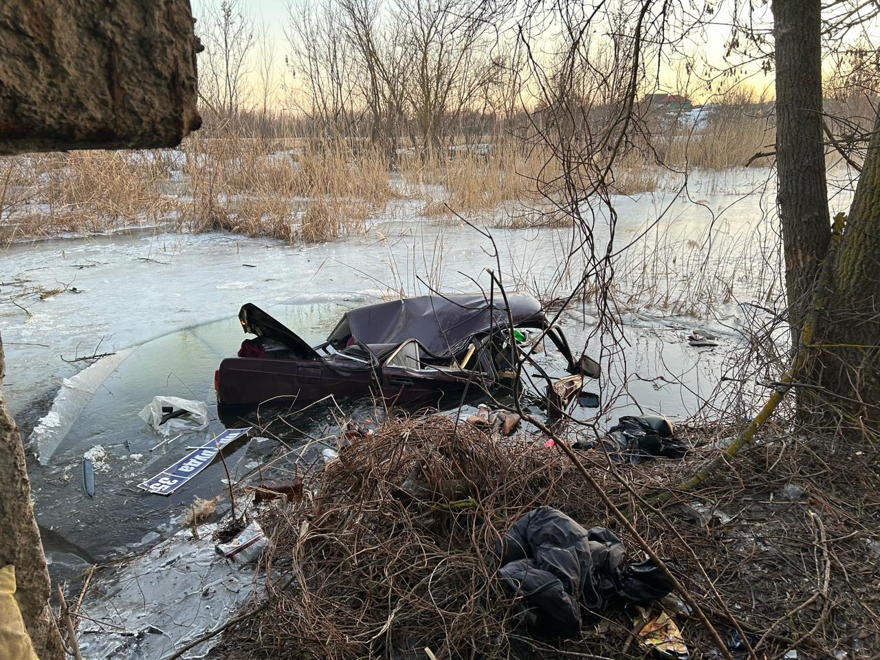 Под Воронежем Жигули рухнули с моста в реку. Полиция опубликовала фото