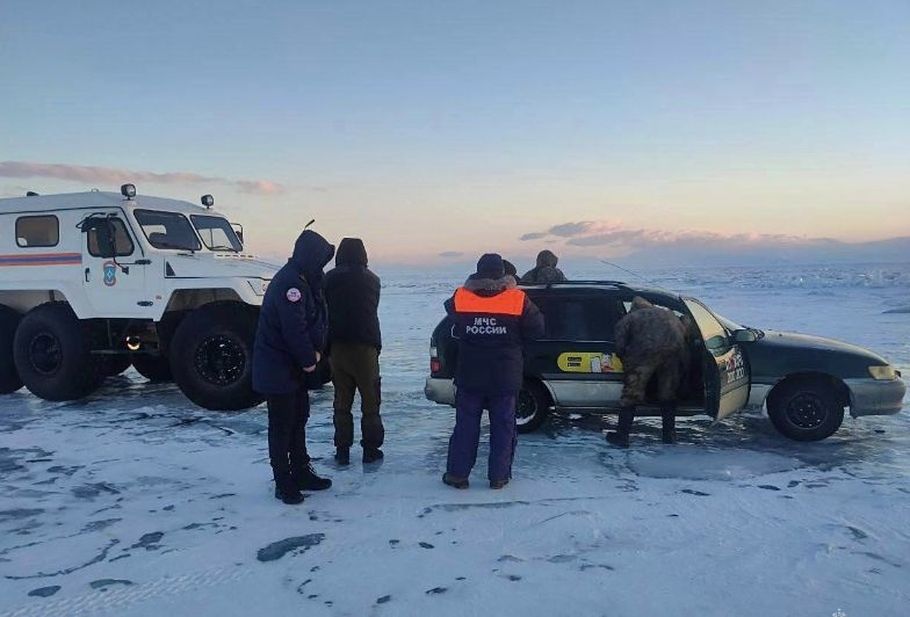 Шестеро туристов застряли на льду Байкала в сломавшемся автомобиле